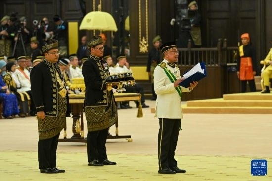  7月20日，馬來(lái)西亞總理安瓦爾（右）在吉隆坡出席最高元首登基儀式。新華社發(fā)（馬來(lái)西亞新聞局供圖）