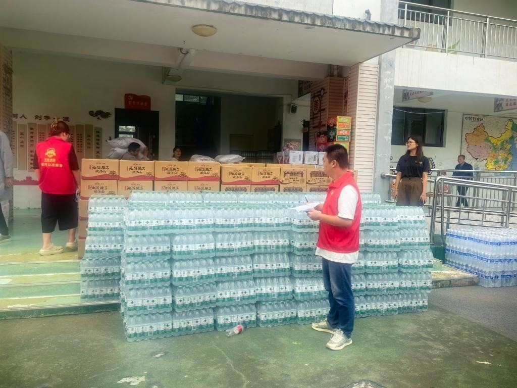 圖為愛(ài)心人士向鳳縣河口鎮(zhèn)中心小學(xué)捐贈(zèng)的物資。新華社記者 劉彤 攝