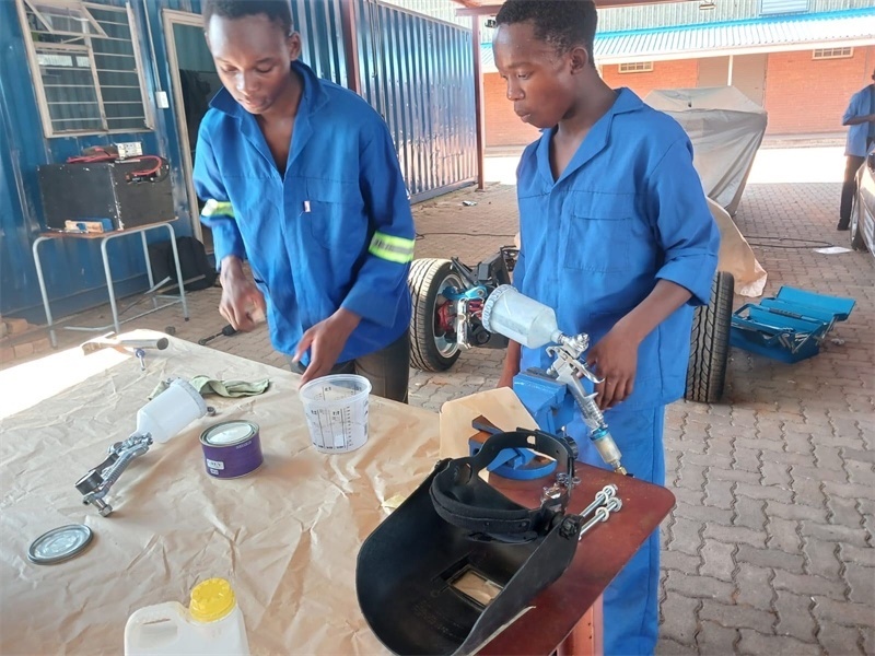 南非學(xué)生認(rèn)真改造“老爺車(chē)”。索尚古夫技術(shù)高中供圖