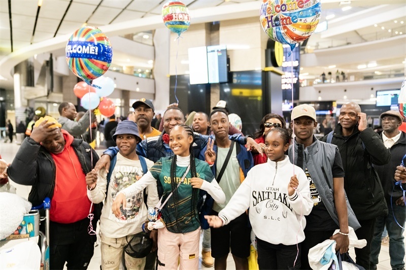 家長(zhǎng)們熱情歡迎從中國(guó)歸來(lái)的學(xué)生。希拉茲·莫林?jǐn)z