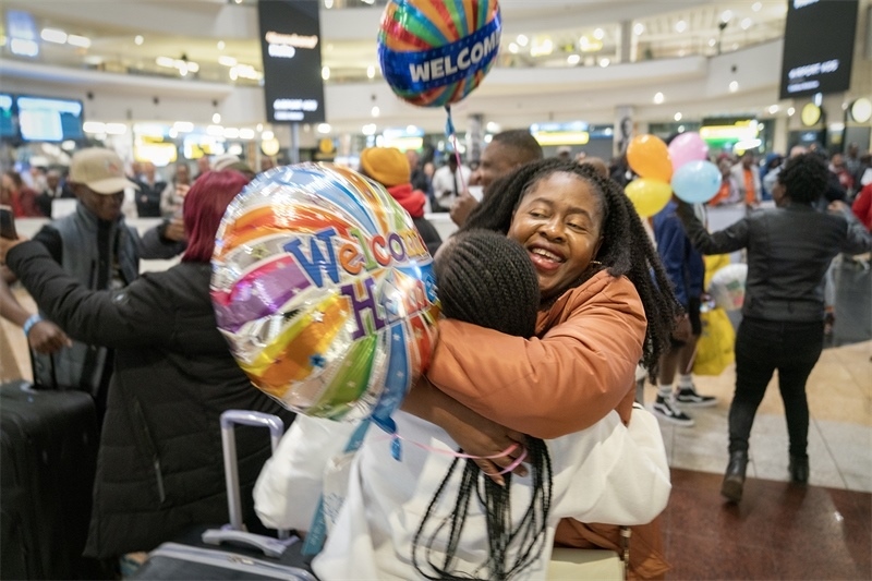 學(xué)生與家長(zhǎng)相擁歡慶。希拉茲·莫林?jǐn)z