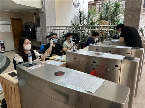 廣州市越秀區(qū)教育局現(xiàn)場(chǎng)審核返區(qū)生辦理材料，采用“提前網(wǎng)上預(yù)約、現(xiàn)場(chǎng)分批辦理”的方式進(jìn)行。廣州市越秀區(qū)教育局供圖