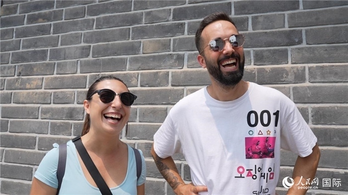 圖為西班牙籍游客塔瑪拉·魯伊斯·查莫羅（左）和馬克·普拉達(dá)·巴約納（右）。人民網(wǎng)記者 吳超嵐攝