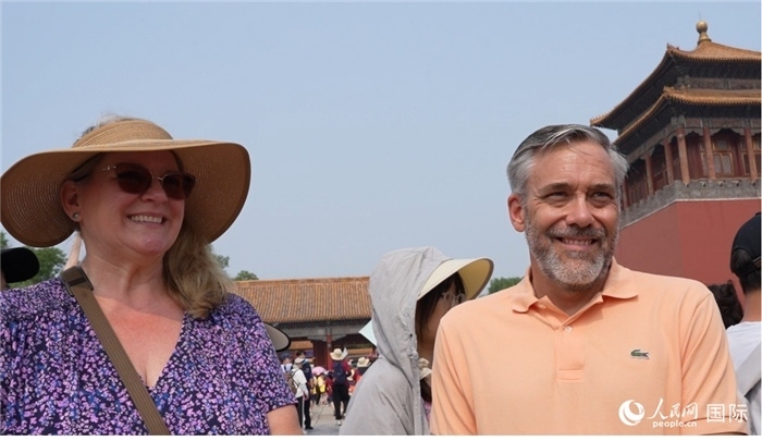 圖為來自美國(guó)拉斯維加斯的游客格雷琴·拉森 （Gretchen Larsen）（左）和她的丈夫埃里克·拉森（Eric Larsen）（右）。人民網(wǎng)記者 吳超嵐攝