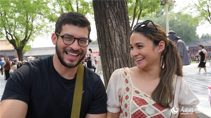 圖為巴拿馬籍游客阿德里安·岡薩雷斯（Adrian Gonzalez）（左）和丹尼斯·岡薩雷斯（Denisse Gonzalez）（右）。人民網(wǎng)記者 吳超嵐攝