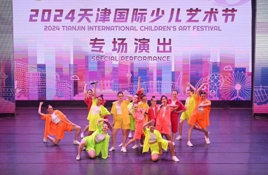 7月22日，來自俄羅斯的舞蹈團(tuán)演員在藝術(shù)節(jié)上展演。新華社記者 趙子碩 攝