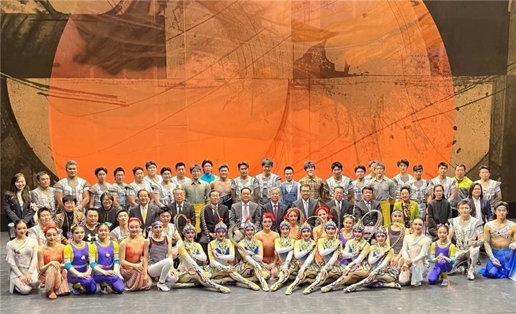 4月12日，中國人民對外友好協(xié)會會長楊萬明、駐日大使吳江浩及來自36國70位駐日使節(jié)代表等現(xiàn)場觀看中國雜技團東京公演。中國人民對外友好協(xié)會供圖