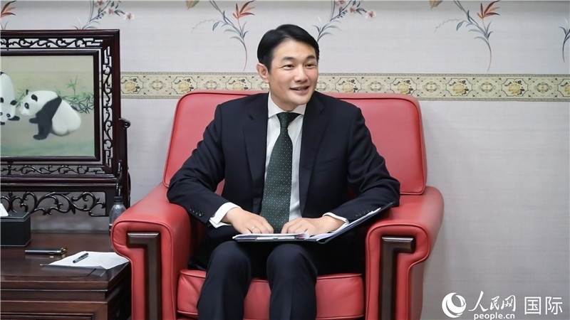 使館發(fā)言人畢海波公參介紹黨的二十屆三中全會(huì)情況并回答記者提問(wèn)。人民網(wǎng) 郭錦標(biāo)攝