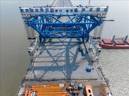 △ 圖為我國自主研發(fā)的世界最大噸位橋面吊機(jī)。