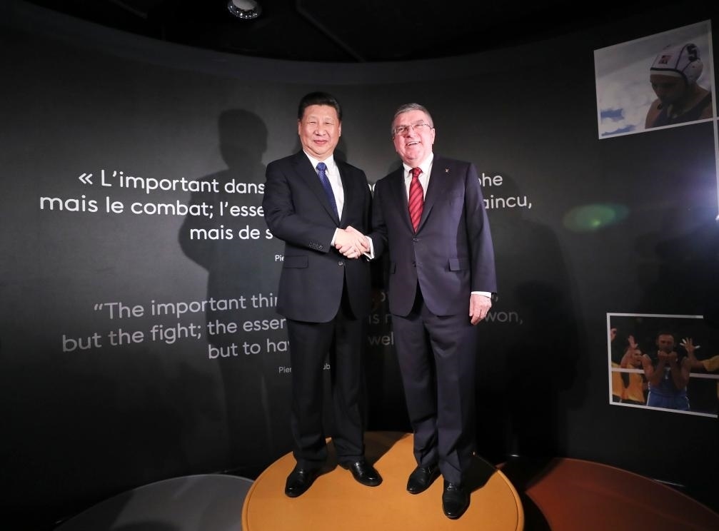 2017年1月18日，國家主席習(xí)近平在瑞士洛桑國際奧林匹克博物館會見國際奧林匹克委員會主席巴赫。這是習(xí)近平和巴赫在奧運冠軍領(lǐng)獎臺上合影。新華社記者 蘭紅光 攝
