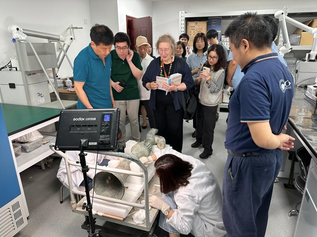 2024年5月28日，英國(guó)考古學(xué)家、牛津大學(xué)教授杰西卡·羅森在文物保護(hù)修復(fù)實(shí)驗(yàn)室觀摩文物。新華社發(fā)（四川省文物考古研究院供圖）