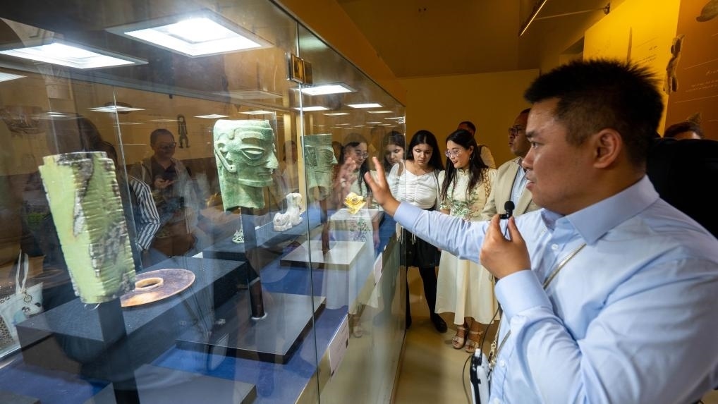 2024年6月14日，冉宏林在埃及開(kāi)羅舉辦的“三星堆·金沙”主題數(shù)字展上向埃及公眾介紹三星堆文化。新華社發(fā)（四川省文物考古研究院供圖）