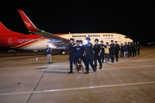 押解現(xiàn)場。公安部供圖