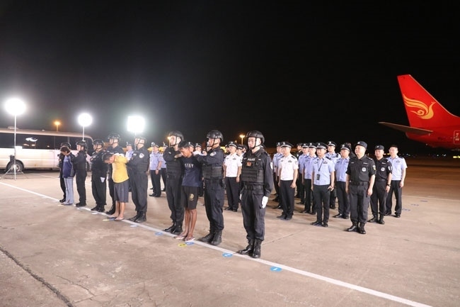 押解現(xiàn)場。公安部供圖