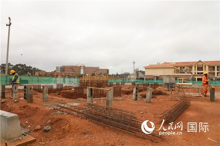 圖為孔子學(xué)院項(xiàng)目施工現(xiàn)場(chǎng)。人民網(wǎng)記者 沈小曉攝。