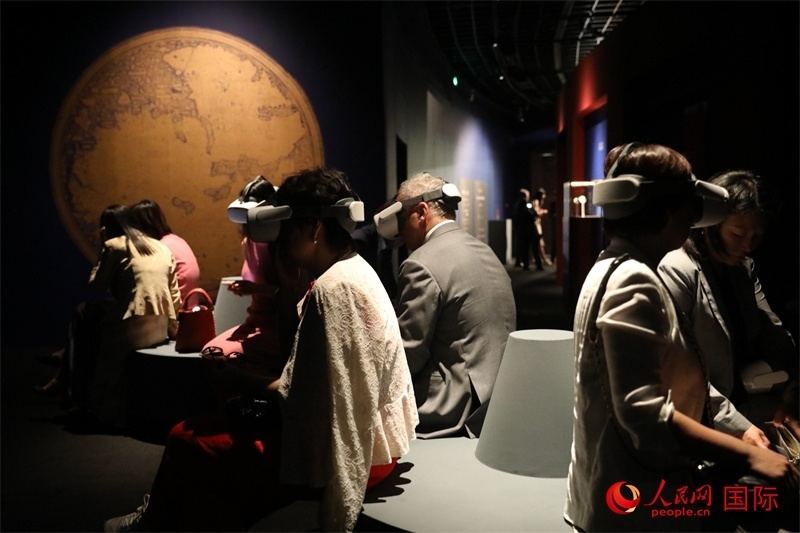 嘉賓在展覽“傳奇之旅：馬可·波羅與絲綢之路上的世界”VR體驗(yàn)區(qū)參觀。人民網(wǎng) 殷韜攝
