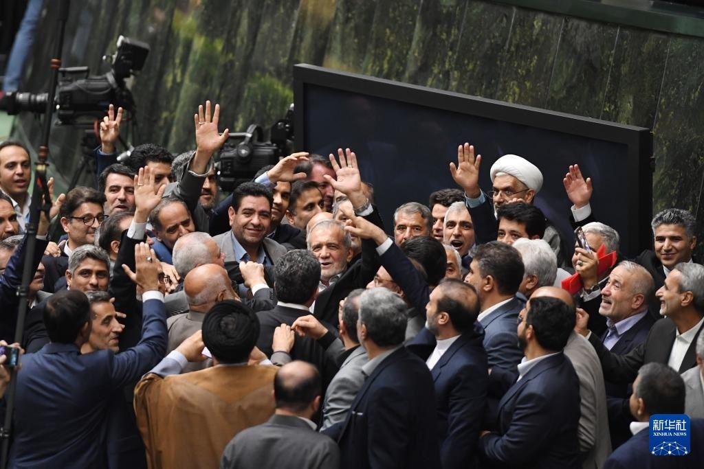 7月30日，在伊朗德黑蘭的伊朗議會，佩澤希齊揚(yáng)（中）離開總統(tǒng)就職典禮現(xiàn)場時(shí)揮手致意。新華社記者 沙達(dá)提 攝