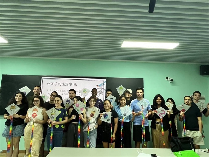 在中國(guó)和巴西共迎兩國(guó)建交50周年之際，巴西圣保羅州立大學(xué)孔子學(xué)院今年7月成功組織多批、近40名巴西青少年來華進(jìn)行短期訪問交流，圖為訪問團(tuán)成員參加文化體驗(yàn)活動(dòng)。 巴西圣保羅州立大學(xué)孔子學(xué)院供圖