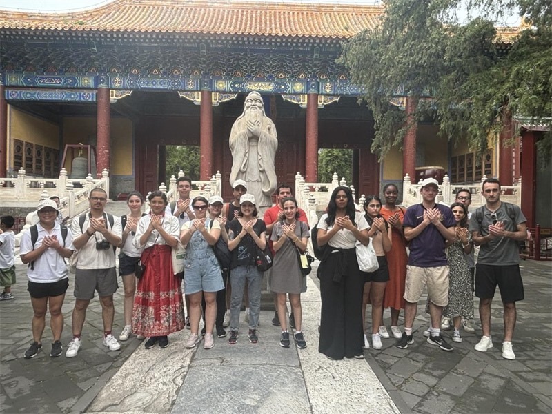 在中國(guó)和巴西共迎兩國(guó)建交50周年之際，巴西圣保羅州立大學(xué)孔子學(xué)院今年7月成功組織多批、近40名巴西青少年來華進(jìn)行短期訪問交流，圖為訪問團(tuán)成員參加文化體驗(yàn)活動(dòng)。 巴西圣保羅州立大學(xué)孔子學(xué)院供圖