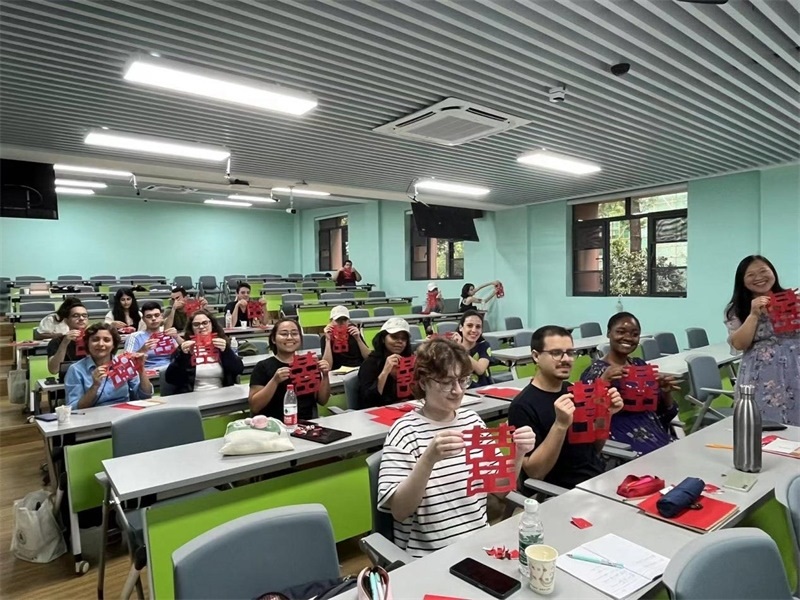 在中國(guó)和巴西共迎兩國(guó)建交50周年之際，巴西圣保羅州立大學(xué)孔子學(xué)院今年7月成功組織多批、近40名巴西青少年來華進(jìn)行短期訪問交流，圖為訪問團(tuán)成員參加文化體驗(yàn)活動(dòng)。 巴西圣保羅州立大學(xué)孔子學(xué)院供圖