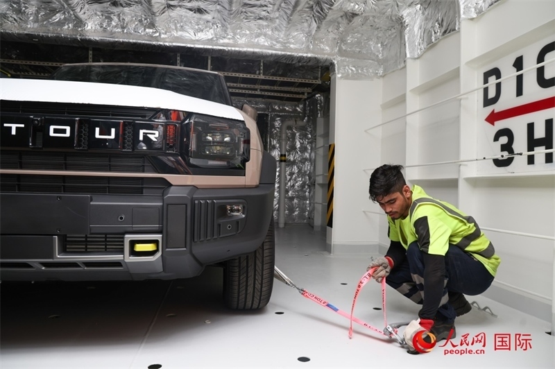 工人正在進(jìn)行卸車作業(yè)。人民網(wǎng)記者任皓宇攝