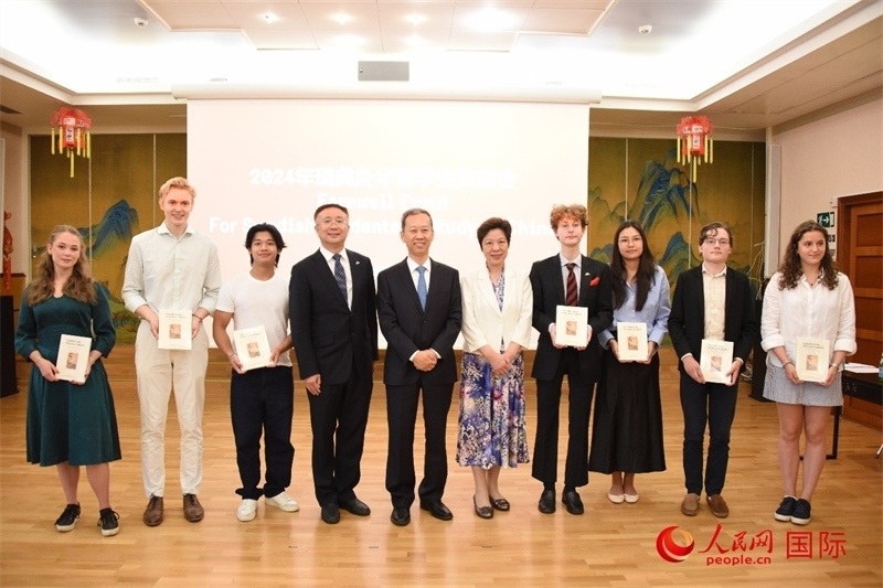 中國駐瑞典大使崔愛民與赴華瑞典留學(xué)生合影。人民網(wǎng)記者 殷淼攝