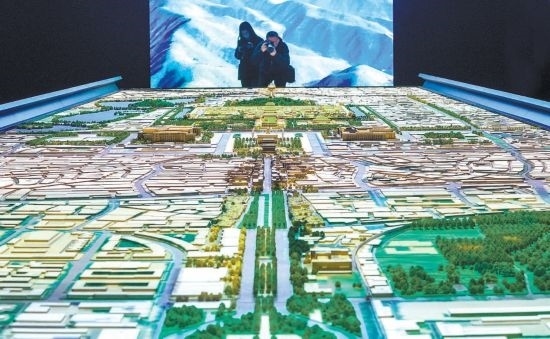 首都博物館“輝煌中軸”展廳內(nèi)，十六米長的中軸線沙盤，配以立體投影技術(shù)，展現(xiàn)北京中軸線之壯美。 本報記者 武亦彬攝