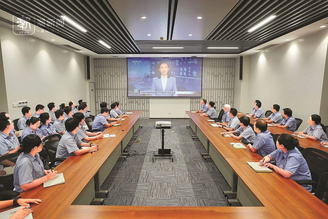 2024年8月1日晚，寧波永新光學(xué)股份有限公司員工集體觀看央視《新聞聯(lián)播》關(guān)于國家主席習(xí)近平給包陪慶、曹其鏞等祖籍寧波的香港企業(yè)家回信的報(bào)道。潮新聞?dòng)浾?賀元?jiǎng)P 彭鵬 周旭輝 攝