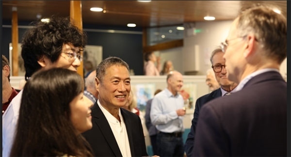 盧中見與嘉賓交流中國畫。許晉熙攝