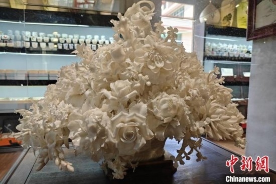 福建德化陶瓷以“白”見長，因白如雪、明如鏡、薄如紙、聲如磬、潤如玉而享譽世界。 吳冠標 攝