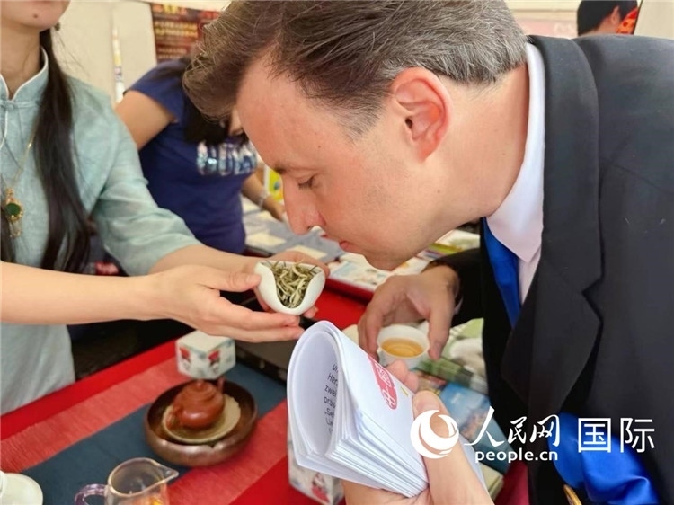 德國市民品鑒中國茶。人民網(wǎng)記者 劉赫攝