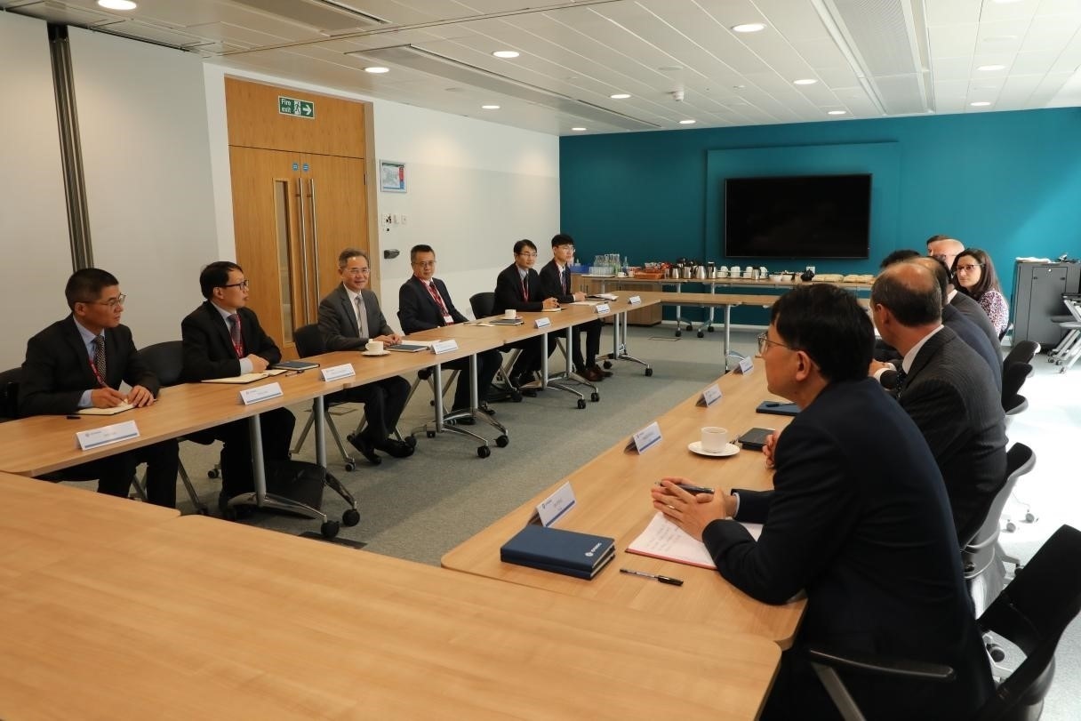 圖為中國(guó)駐英國(guó)大使鄭澤光與項(xiàng)目運(yùn)營(yíng)團(tuán)隊(duì)及企業(yè)合作機(jī)構(gòu)負(fù)責(zé)人座談現(xiàn)場(chǎng)。中國(guó)駐英國(guó)使館供圖