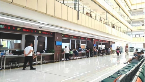 鄂托克旗政務(wù)服務(wù)中心“全科受理大綜窗”。 鄂托克旗政務(wù)服務(wù)與數(shù)據(jù)管理局供圖