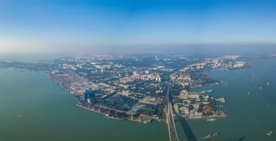 海南自貿(mào)港重點(diǎn)園區(qū)——洋浦經(jīng)濟(jì)開(kāi)發(fā)區(qū)（2023年12月31日攝，無(wú)人機(jī)全景照片）。新華社記者 蒲曉旭 攝
