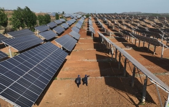 2024年4月16日，工人在河北省石家莊市靈壽縣譚莊鄉(xiāng)程家莊村的“農(nóng)光互補(bǔ)”光伏發(fā)電場(chǎng)巡查（無(wú)人機(jī)照片）。新華社記者 楊世堯 攝