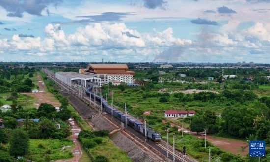 8月5日，由老撾籍火車司機(jī)獨(dú)立駕駛的滿載貨物的列車駛出萬(wàn)象站，向中國(guó)昆明進(jìn)發(fā)（無(wú)人機(jī)照片）。新華社發(fā)（楊永全 攝）