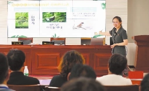 圖②：法官給旁聽(tīng)群眾講解破壞生態(tài)環(huán)境的危害和法律后果。