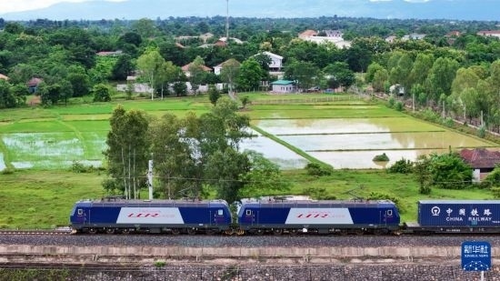 8月5日，由老撾籍火車司機(jī)獨(dú)立駕駛的滿載貨物的列車駛出萬(wàn)象站，向中國(guó)昆明進(jìn)發(fā)（無(wú)人機(jī)照片）。新華社發(fā)（楊永全 攝）