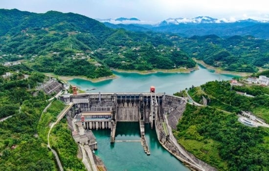 這是陜西安康水電站大壩（2024年6月21日攝，無(wú)人機(jī)照片）。新華社記者 蔡湘鑫 攝