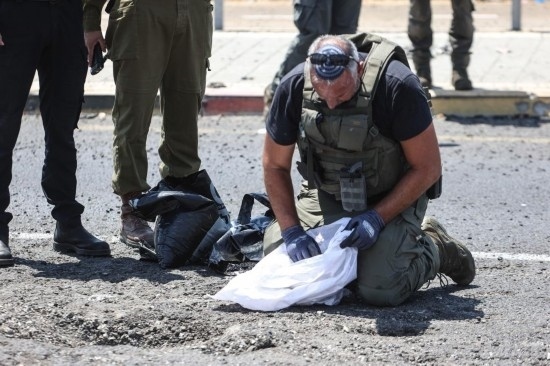 8月6日，在以色列納哈里亞，警方在無人機襲擊現(xiàn)場開展工作。以色列國防軍6日發(fā)表聲明說，多架無人機當(dāng)天從黎巴嫩射向以色列，造成以色列邊境城市納哈里亞數(shù)名平民受傷。新華社/基尼圖片社