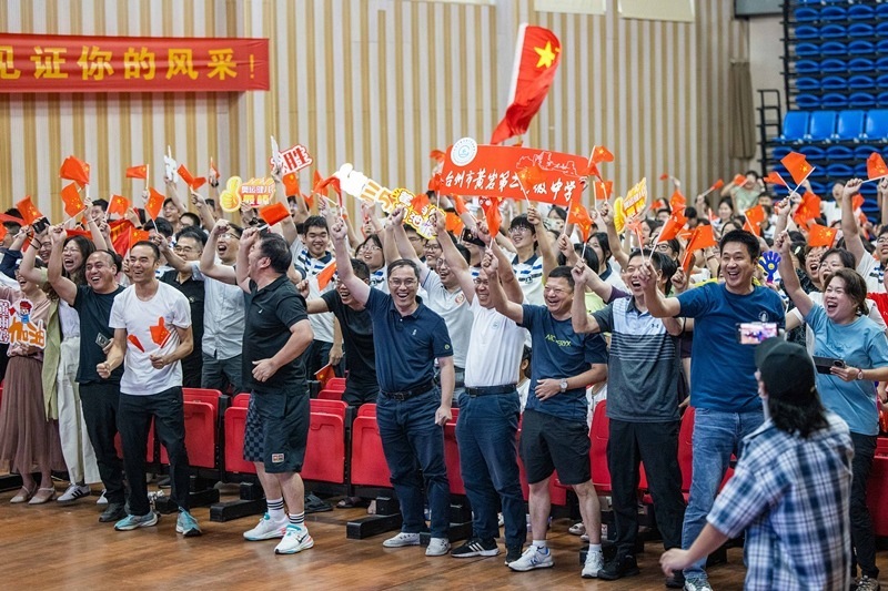 北京時(shí)間7月27日，2024年巴黎奧運(yùn)會(huì)首個(gè)比賽日，在射擊10米氣步槍混合團(tuán)體比賽中，中國(guó)選手黃雨婷/盛李豪獲得金牌。圖為黃雨婷的母校師生們通過(guò)收看奧運(yùn)直播的方式為她加油助威。