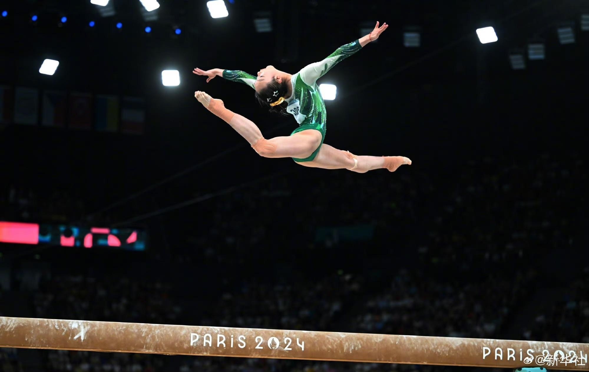 巴黎奧運(yùn)會體操女子平衡木比賽中，中國選手周雅琴的靚麗身姿