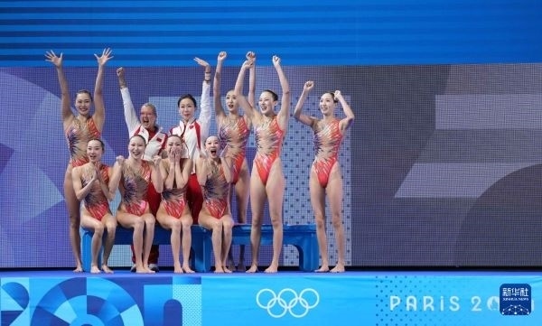北京時間8月8日凌晨，巴黎奧運(yùn)會花樣游泳集體項(xiàng)目的最后一項(xiàng)比賽集體技巧自選在巴黎奧林匹克水上運(yùn)動中心舉行。中國隊(duì)奪得花樣游泳集體項(xiàng)目金牌。圖為中國隊(duì)在比賽后慶祝奪冠。新華社記者 薛宇舸 攝