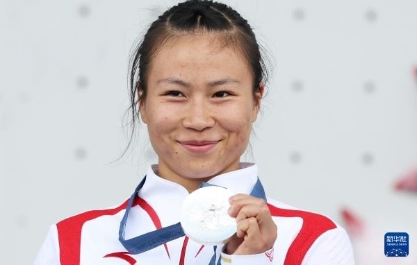 北京時間8月7日，在巴黎奧運會攀巖女子速度賽比賽中，中國選手鄧麗娟獲得銀牌。圖為亞軍中國選手鄧麗娟在頒獎儀式上。新華社記者 高靜 攝