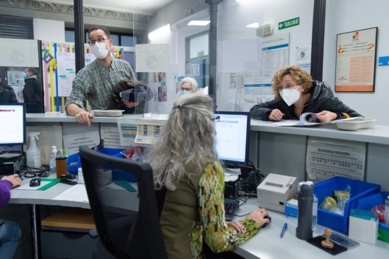 1月15日，人們在西班牙馬德里一家診所內(nèi)就診。新華社發(fā)（古斯塔沃·巴連特?cái)z）