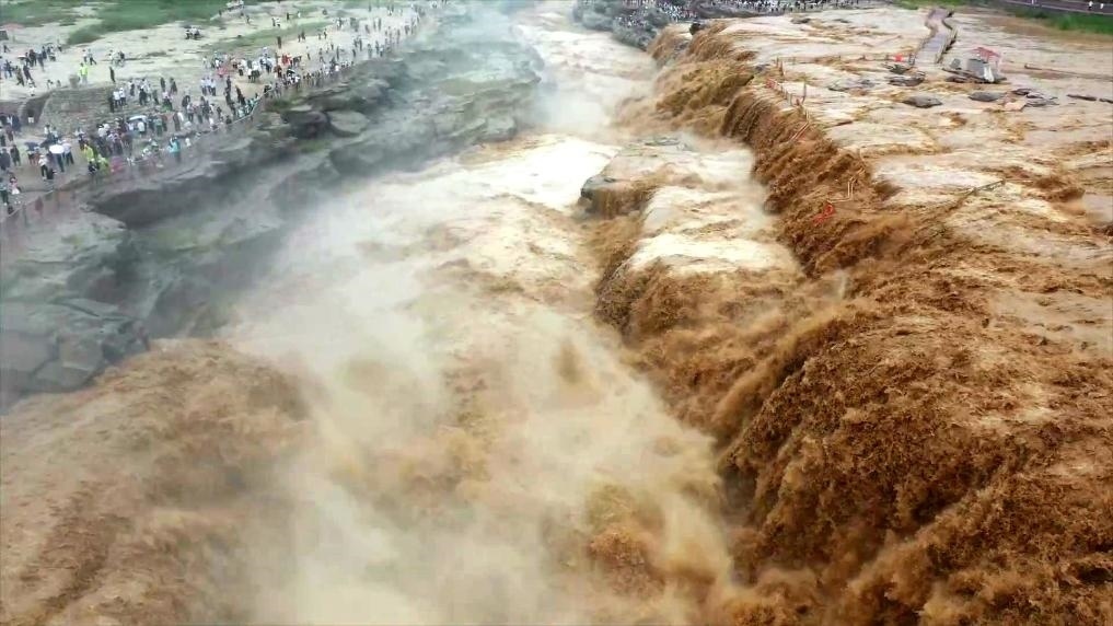 黃河壺口瀑布水量大增，出現(xiàn)壯美黃色瀑布群景觀。新華社發(fā) 呂桂明 攝