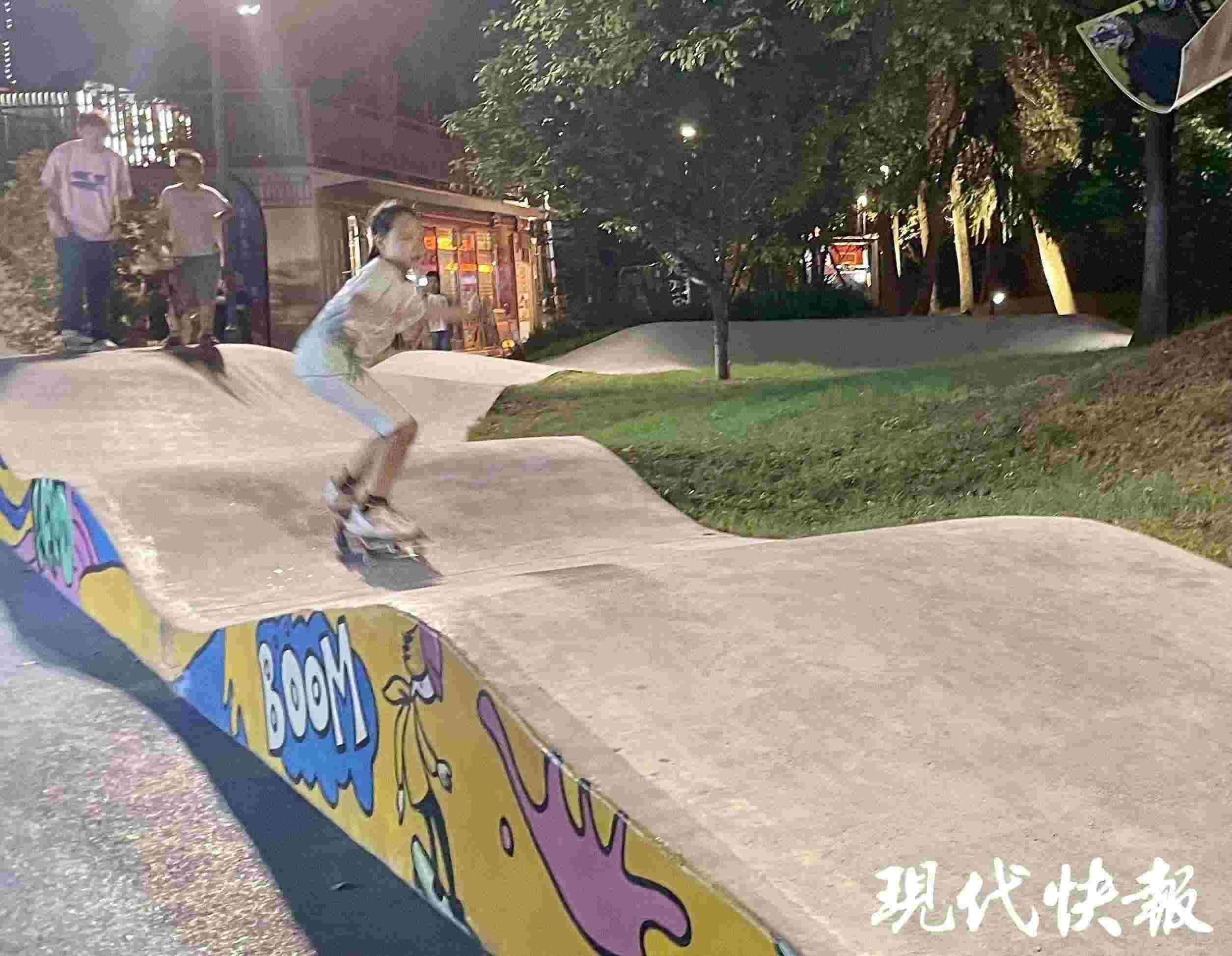南京西城·夜未央的滑板場地上，一群青少年正在玩滑板