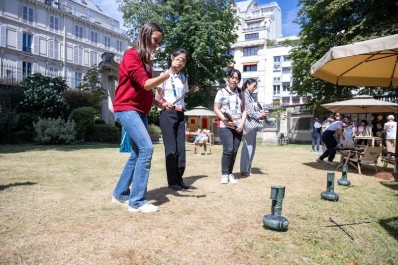 中外友人體驗(yàn)投壺游戲。巴黎