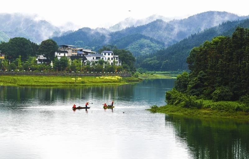 2024年6月5日，志愿者在湖南常寧市洋泉水庫清理水面漂浮物。