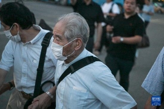 8月12日晚，侵華日軍第七三一部隊(duì)（簡(jiǎn)稱(chēng)“731部隊(duì)”）“少年隊(duì)”原隊(duì)員清水英男，乘機(jī)抵達(dá)哈爾濱。新華社記者 王松 攝